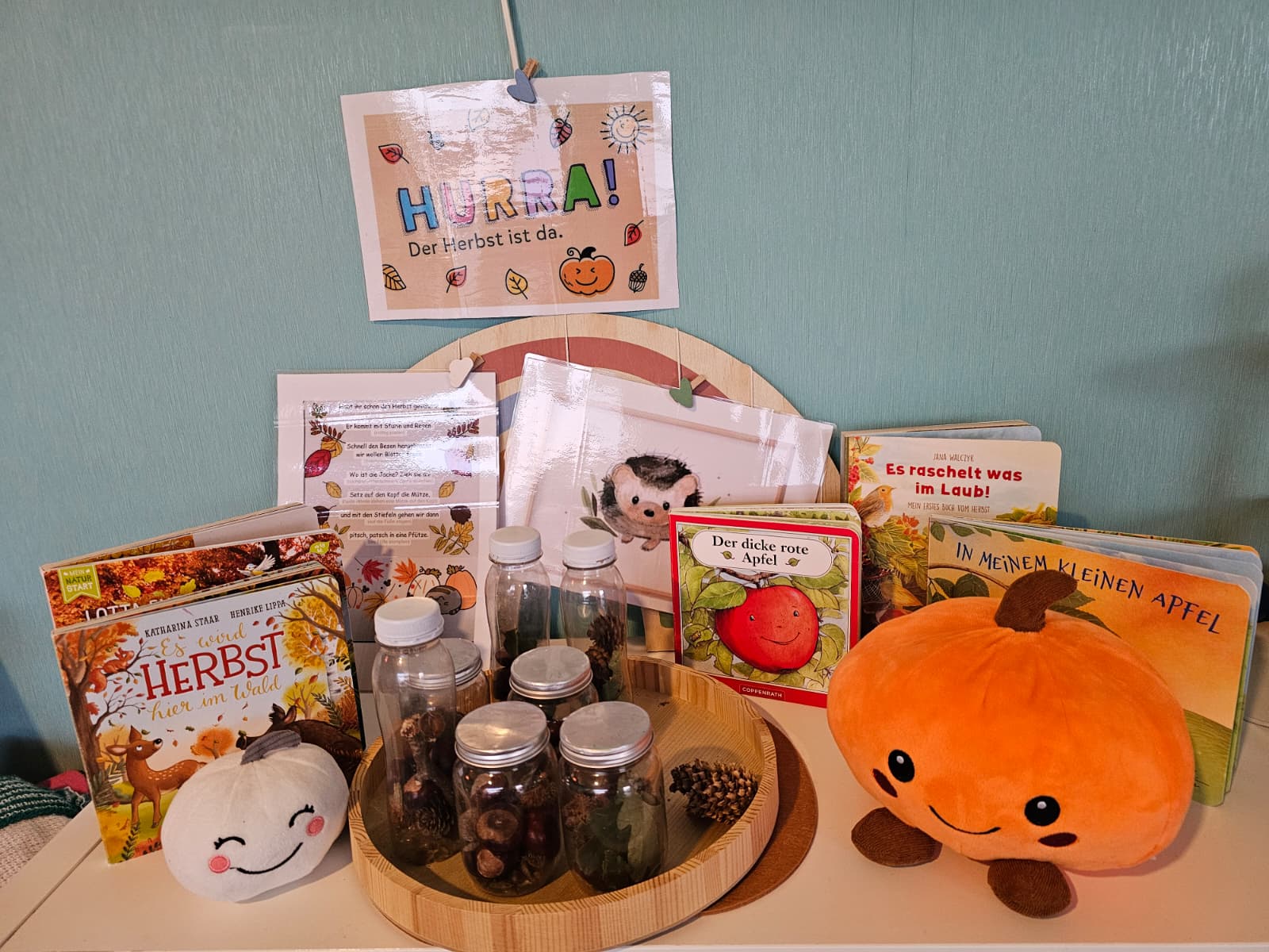 Herbstliche Raumgestaltung mit Büchern und Naturmaterialien